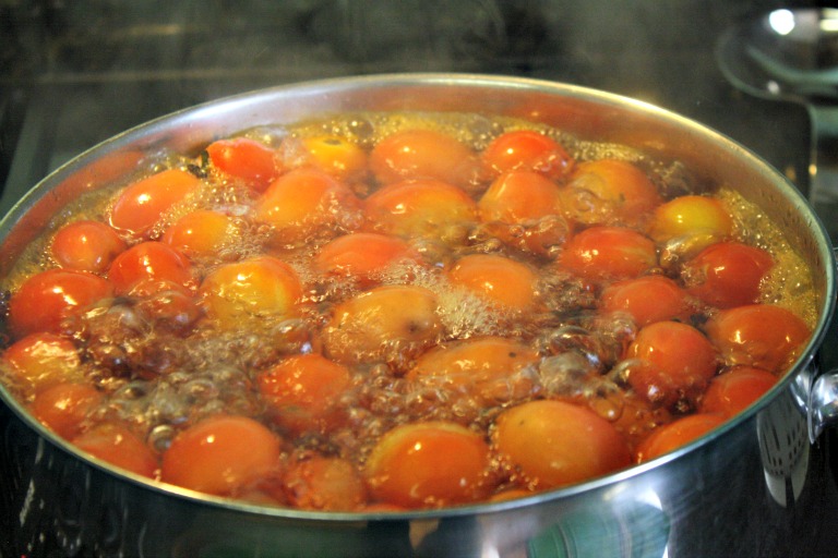 Blanching Tomatoes. A very easy way to preserve you fresh from the garden harvests