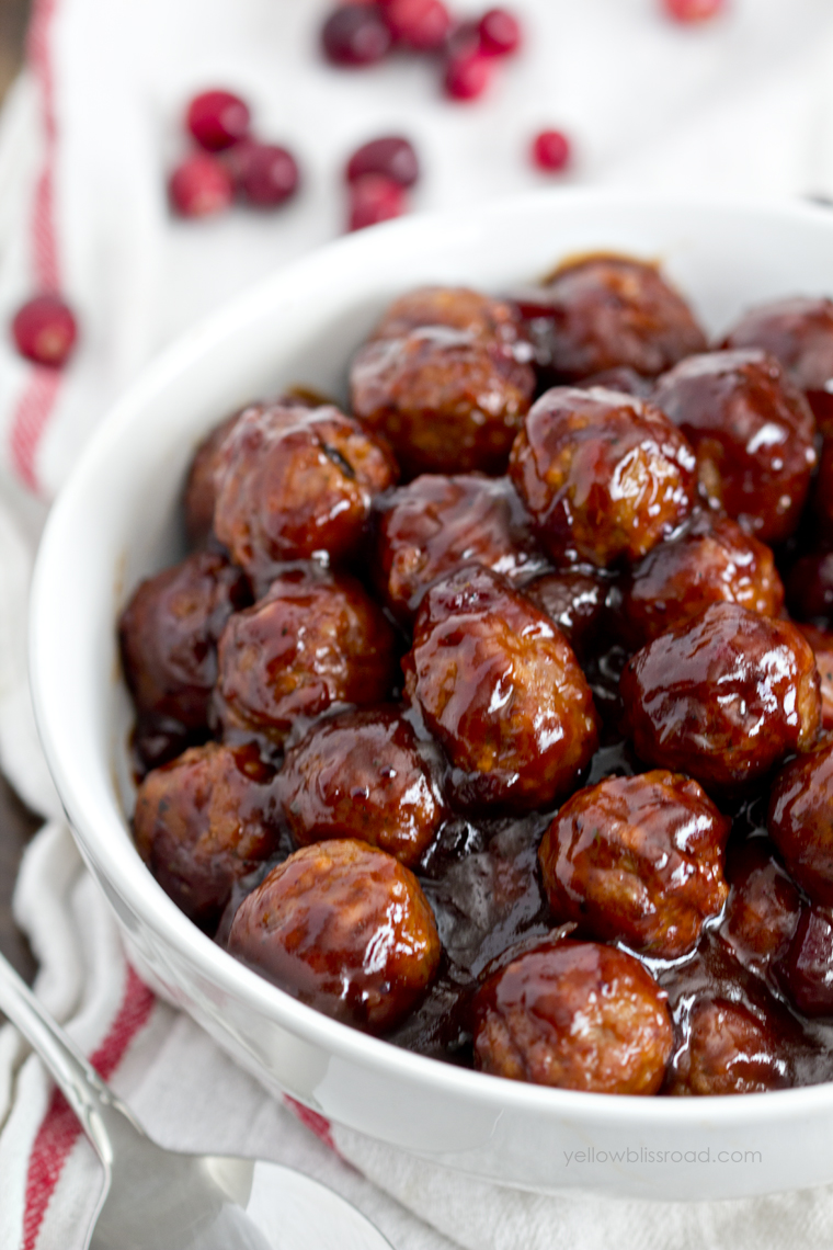 15 Mouth Watering Cranberry Recipes that go a little bit above cranberry sauce. 